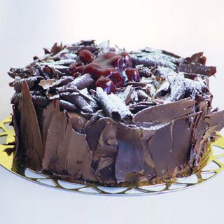 pasta yolla 4 ile 6 kisilik visneli çikolatali yas pasta  Ankara çiçek siparişi sitesi 