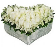 Ankara kaliteli taze ve ucuz çiçekler  9 adet beyaz gül mika kalp içerisindedir