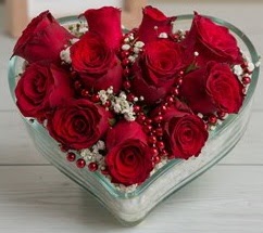 Kalp içerisinde 7 adet kırmızı gül  Ankara çiçekçi telefonları 