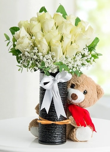 Cam vazoda 25 beyaz gül ve peluş ayı  Ankara çiçek satışı 